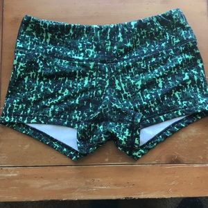 FLEO shorts size small